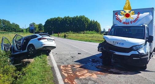 Resana, scontro tra auto e furgone: un ferito