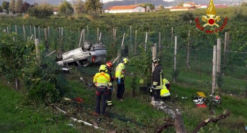 Valdobbiadene, auto con cinque occupanti esce di strada e finisce ruote all'aria sul campo