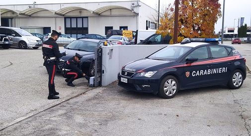 Castelfranco, tentano il furto all'autofficina: dopo l'inseguimento, bloccato uno dei tre ladri