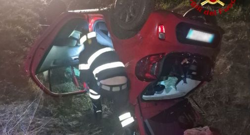 Esce di strada e si cappotta nel fosso, allarme a Cessalto