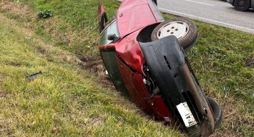 Maserada, fugge con l'auto rubata, intercettato dai Carabinieri finisce nel fosso