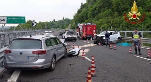  Auto in contromano, violento schianto in A27 a Vittorio Veneto: un morto e dei feriti