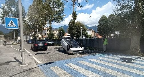 Vittorio Veneto, auto si cappotta  lungo la statale: scattano i soccorsi   