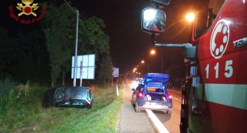 Auto finisce nel fosso nella notte lungo la statale: tre i feriti