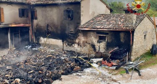 Cison, legnaia a fuoco: fiamme anche nella vicina abitazione