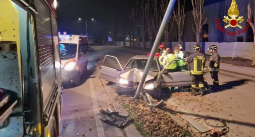 Auto finisce contro un palo a Castelfranco: il conducente rimane incastrato nell'abitacolo