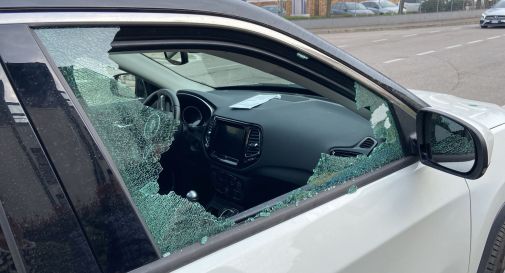 Castelfranco, motociclisti sfondano vetro dell'auto e rubano la borsa