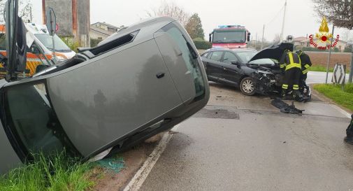 Incidente a Riese Pio X: auto si ribalta dopo la collisione, feriti i due autisti