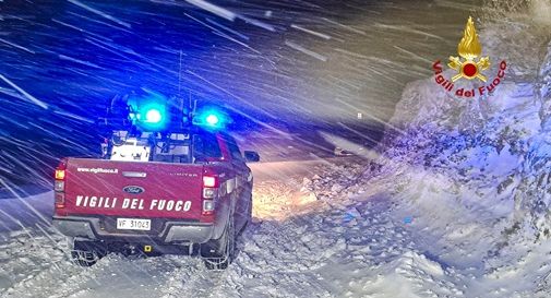 Cima Grappa, l'auto non va più in moto in mezzo a una bufera di neve