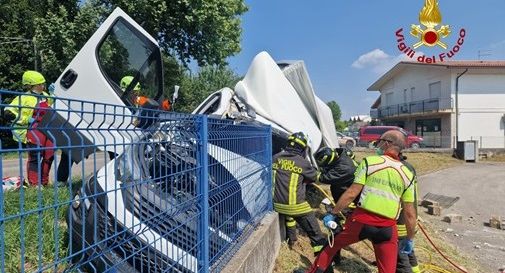 Montebelluna, furgone esce di strada e finisce contro la rete di ferro: ferito l'autista
