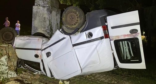 Nervesa, esce di strada col furgone e si ribalta: 19enne al pronto soccorso