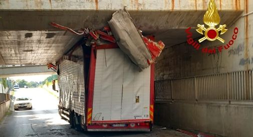 Villorba, camion si incastra nel sottopasso ferroviario