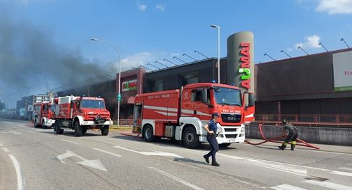 Conegliano, scoppia incendio nel grande magazzino - VIDEO