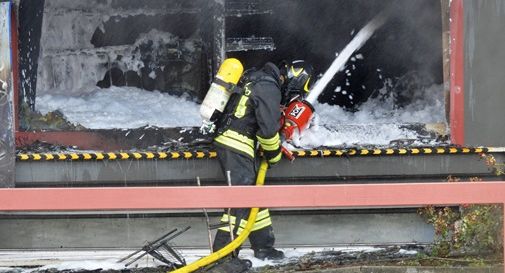 Incendio devasta magazzino Aumai a Conegliano: tre dipendenti intossicati - VIDEO