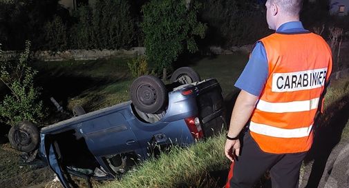 Villorba, padre e figlio finiscono con l'auto prima contro un cancello e poi nel fosso