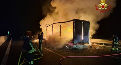 Bilico a fuoco nella notte, allarme in autostrada