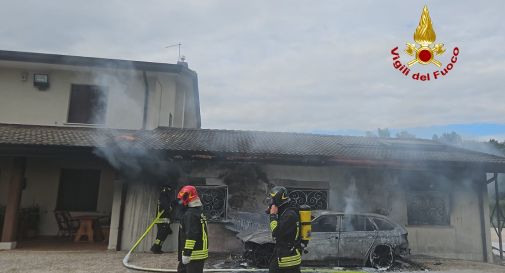 Casale, incendio al garage: bruciate due auto