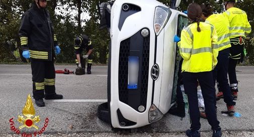 Perde il controllo dell'auto e si rovescia su un fianco