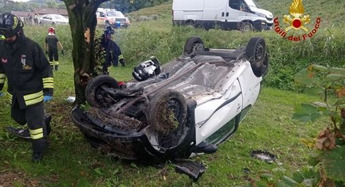 San Pietro di Feletto, finisce fuori strada con l'auto e si cappotta