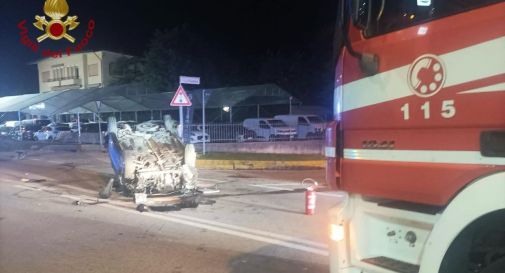 San Vendemiano, auto si ribalta lungo la statale: tre feriti nella notte