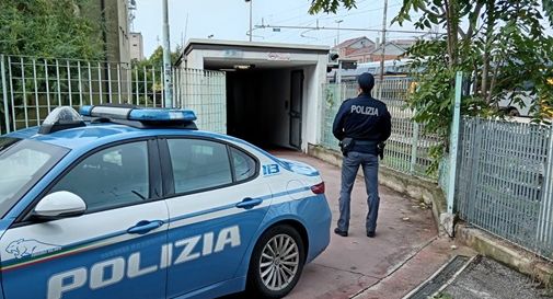 Treviso, durante la rapina nel sottopasso ferroviario lo pestano anche con la catena della bici