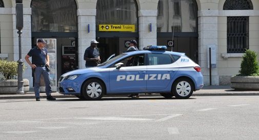 Conegliano, lo fermano mentre ruba all'interno di una Mercedes