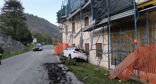 Asolo, finisce con l'auto contro l'impalcatura di una casa, poi sparisce 