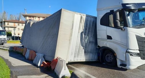 Camion si ribalta alla rotonda: traffico in tilt sulla circonvallazione di Oderzo