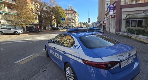 Treviso, scoperto mentre di notte tenta di entrare nel negozio a colpi di bastone