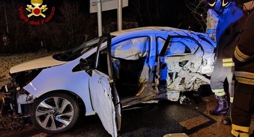 Auto si schianta contro un albero: due ragazzi finiscono all'ospedale