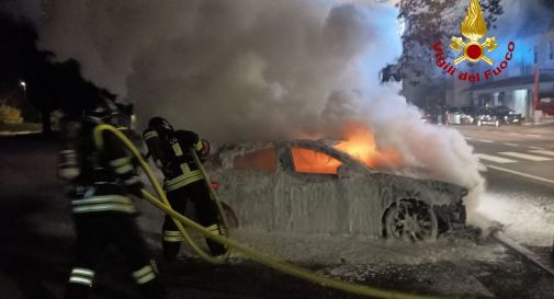 Mareno, auto a fuoco nella notte