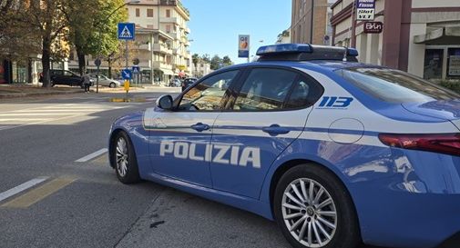 Pugni e calci ai genitori: bloccato dalla Polizia