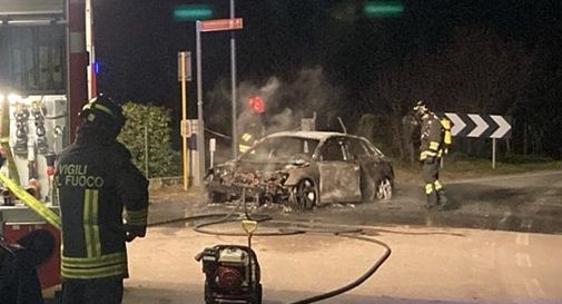 Nervesa, auto a fuoco nella notte