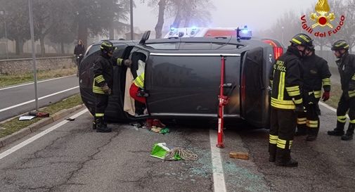 Caerano, auto si cappotta in mezzo alla strada e rimane su una fiancata