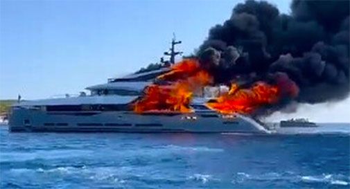 Yacht in fiamme a Formentera