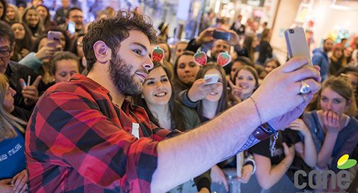 Migliaia di fan per un selfie con Lorenzo Fragola