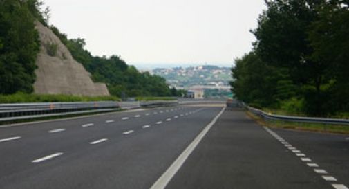 Auto si ribalta in autostrada, feriti quattro ragazzi