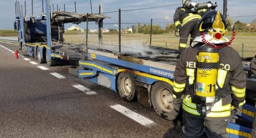 Fiamme da un pneumatico, paura in A4 per una bisarca che ha preso fuoco