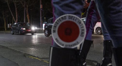 Percorre contromano 16 km di A23, bloccato dalla Polstrada