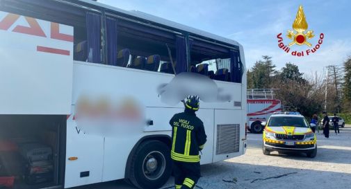 Bus rompe finestrini facendo manovra, 14 studenti feriti 