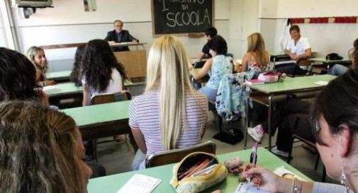 Tutti (stretti) a scuola. Stesse aule per 2000 studenti in più