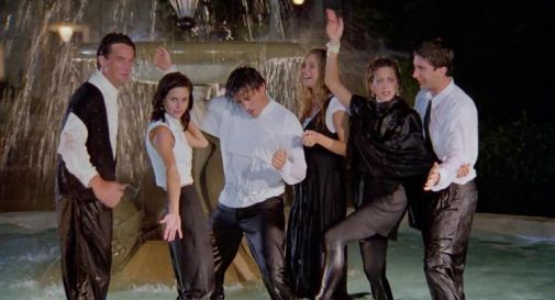 'Friends' compie 30 anni: scene iconiche, battute cult e l'assenza di Perry