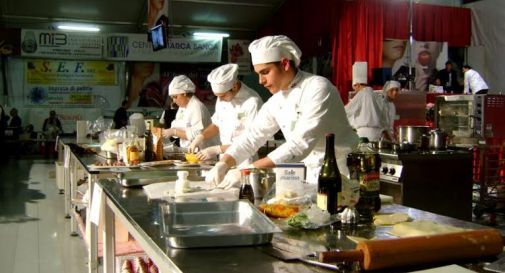 Palio, studenti alberghiero in cucina con Alpini