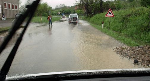 Strada allagata e danni all’auto, fa causa al Comune