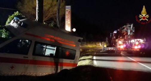 L'ambulanza che lo riporta a casa si schianta, paziente di nuovo in ospedale