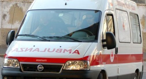 Schianto tra auto e moto a Caerano: centauro in ospedale