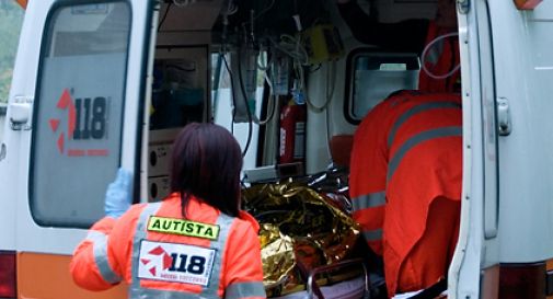 Pensionato cade dal tetto di casa, è grave