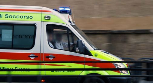 Scivola a bordo piscina e sbatte la testa: muore padre di famiglia 