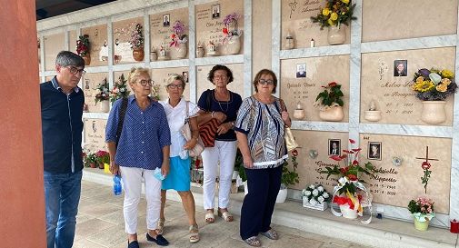 la delegazione dell'associazione in cimitero