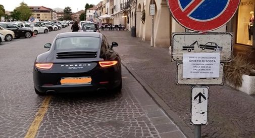 Ferma la Porsche in divieto di sosta e scoppia la polemica